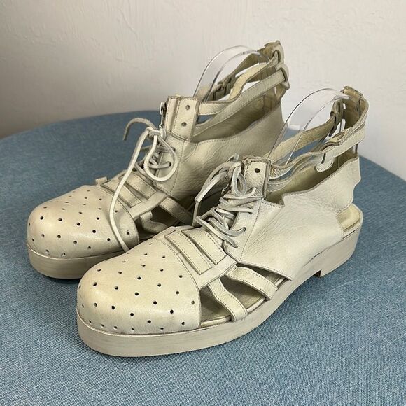Esquivel Ivory Leather Round Toe Perforated Sandals Size 10 - Picture 1 of 8